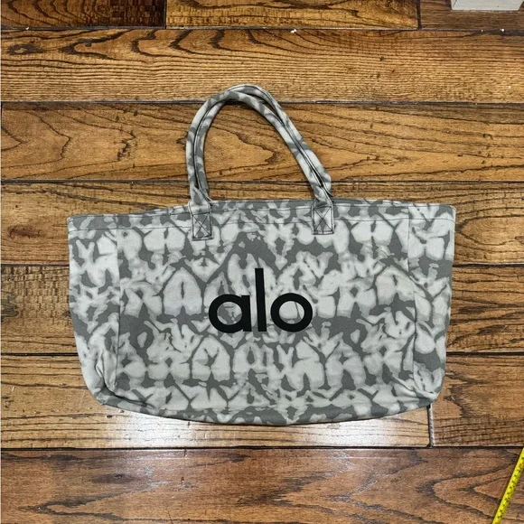 Alo Yoga Tiedye Signature Oversized Tote Bag - Picture 3 of 10